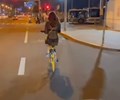 Cô gái chơi trội mặc đồ xuyên thấu đạp xe khiến người đi đường ngượng đỏ mặt 