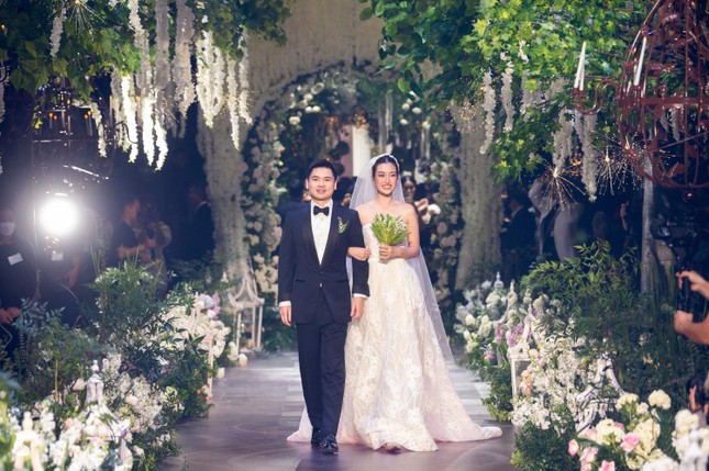 Đám cưới Hoa hậu Đỗ Mỹ Linh: Tiệc sang trọng tựa khu vườn tựa cổ tích, nhan sắc cô dâu 