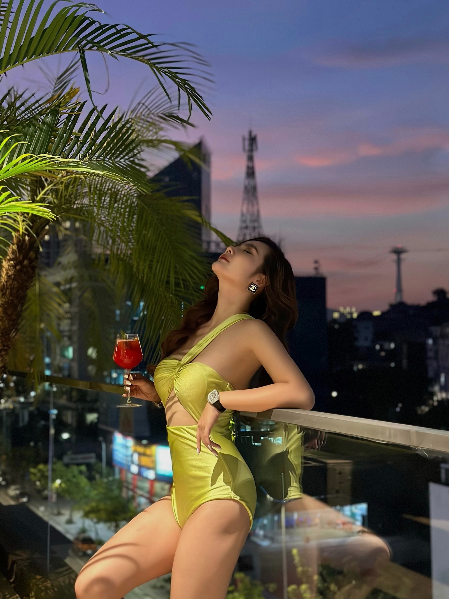 Vân Trang Thương ngày nắng về khoe ảnh bikini nóng bỏng