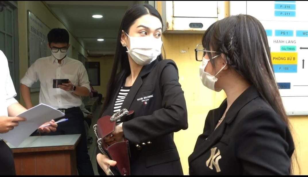 Dân mạng được phen hú hồn trước outfit của team Trang Nemo khi hầu tòa   