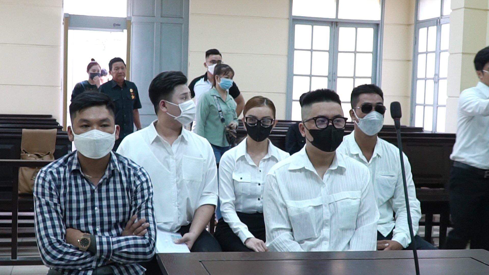 Dân mạng được phen hú hồn trước outfit của team Trang Nemo khi hầu tòa   