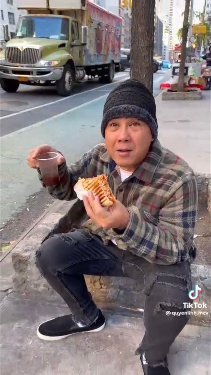 Quyền Linh ngồi vỉa hè ăn bánh mì như người vô gia cư, netizens 'dụi mắt' mãi mới nhìn ra MC quốc dân Ảnh 2