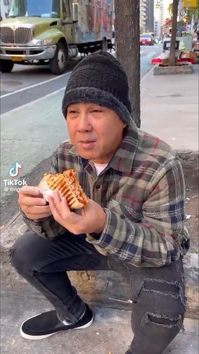 Quyền Linh ngồi vỉa hè ăn bánh mì như người vô gia cư, netizens 'dụi mắt' mãi mới nhìn ra MC quốc dân Ảnh 3