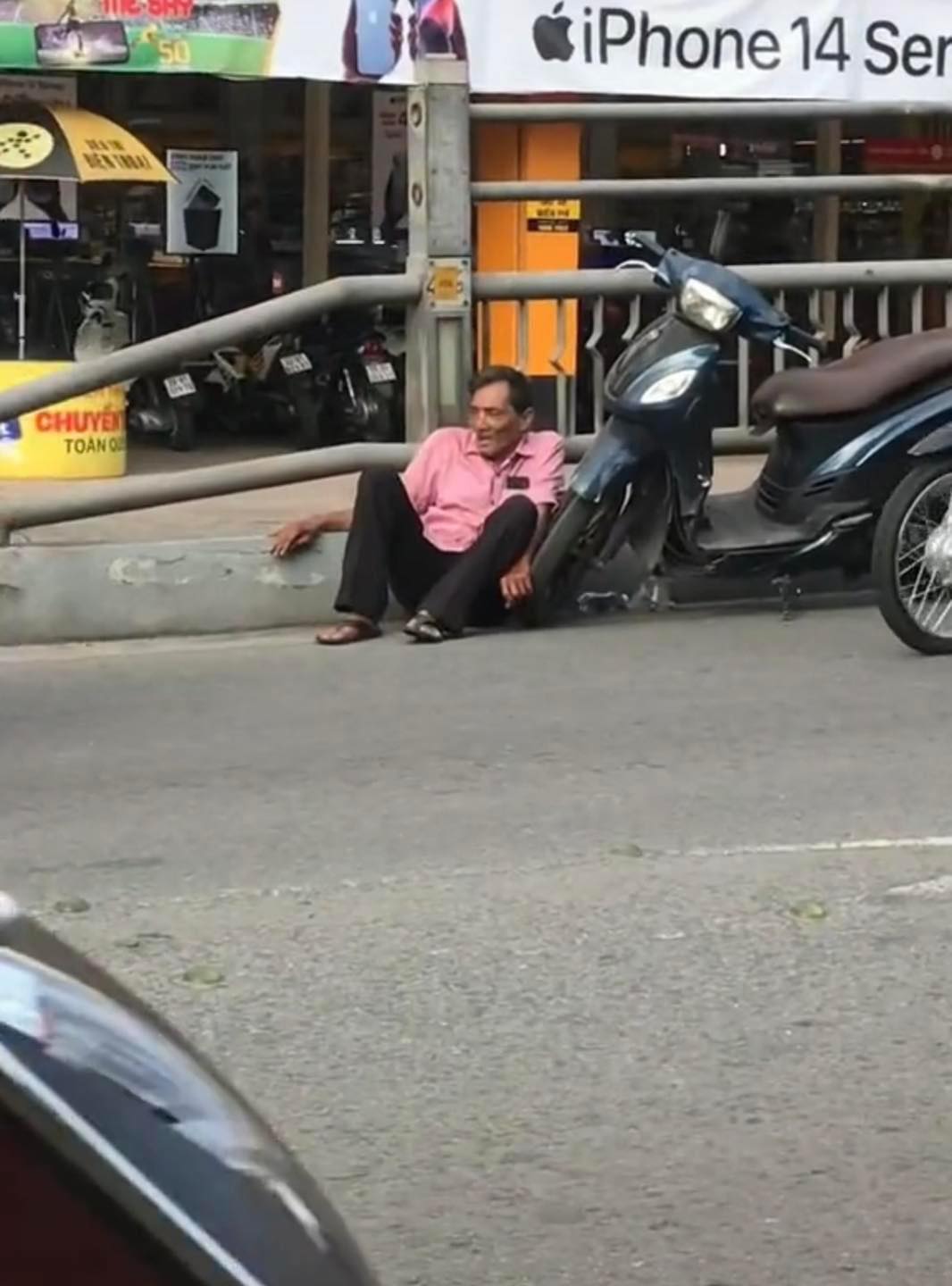 Xót xa hình ảnh diễn viên Thương Tín ngồi bệt bên lề đường trạng thái vô cùng bất ổn   