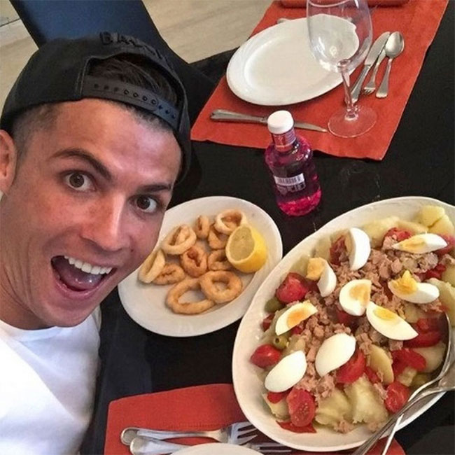 Ronaldo ăn 6 bữa nhỏ/ngày, hoặc ăn sau 3-4 giờ/lần và xen kẽ với uống nhiều nước.