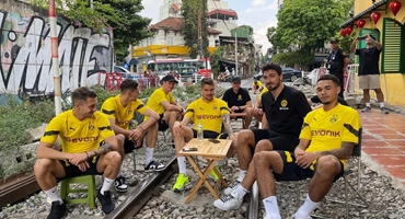 Marco Reus và dàn sao Dortmund đội nón lá tới Việt Nam