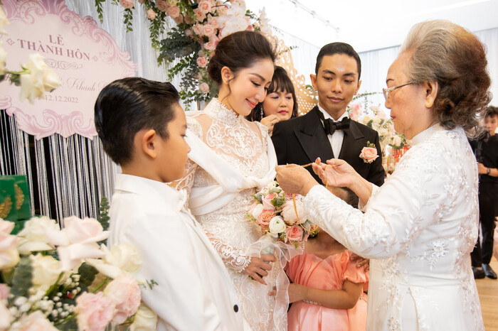 Khánh Thy bật khóc trong giây phút được chính thức công nhận là vợ Phan Hiển