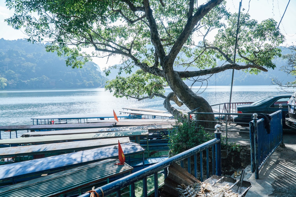 Hồ nước ngọt lớn nhất Việt Nam hút hồn hàng ngan du khách với vẻ đẹp 