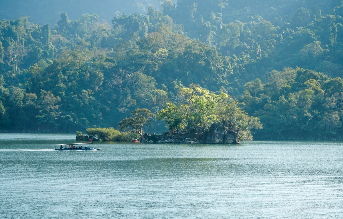 Hồ nước ngọt lớn nhất Việt Nam hút hồn hàng ngan du khách với vẻ đẹp trữ tình thơ mộng  