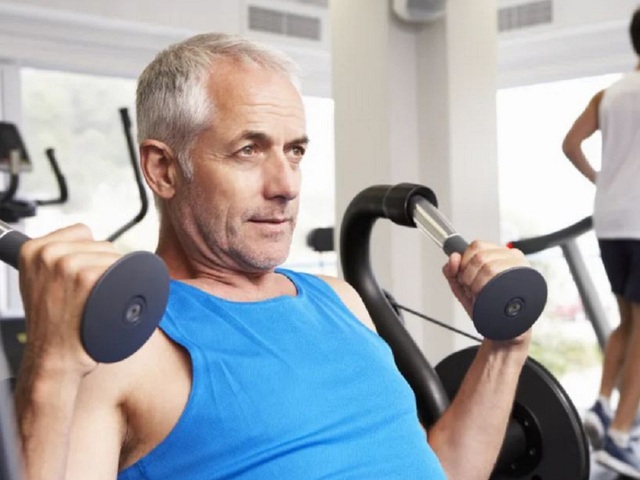 4 thói quen tuổi 50 tuổi cần tránh khi tập thể dục   