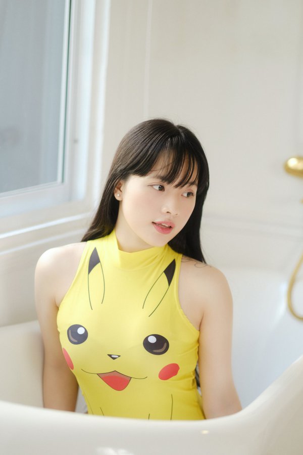 Bộ ảnh chụp với bikini Pikachu vừa trong sáng vừa gợi cảm từng tạo nên cơn sốt của hot girl Thủy Angle vào năm ngoái.