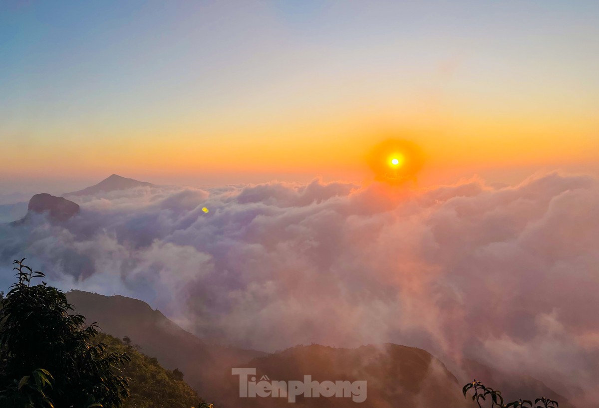 Săn mây giữa khung cảnh thần tiên trên đỉnh núi Lảo Thẩn  Y Tý   