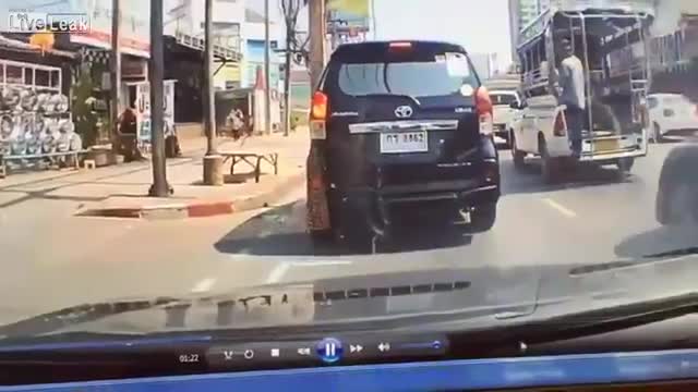 Video - Clip: Đang đi đường, người đàn ông 'tung cước' đá vào mặt bé trai