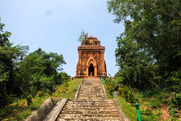 Chiêm ngưỡng vẻ đẹp cổ kính của Tháp Bánh Ít giữa lòng Bình Định  