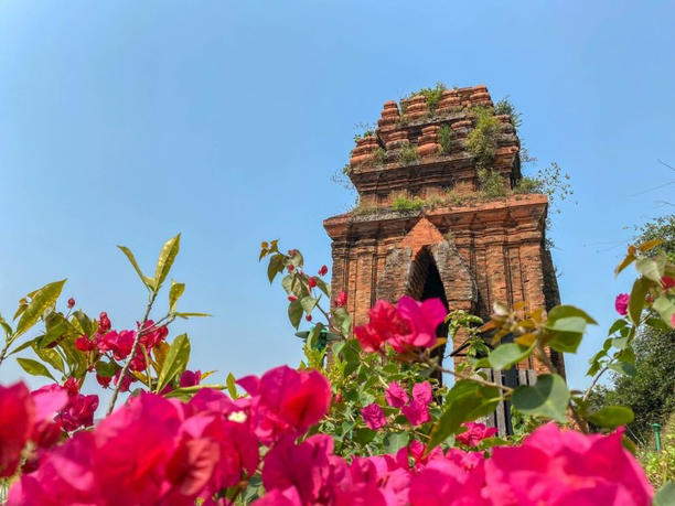 Chiêm ngưỡng vẻ đẹp cổ kính của Tháp Bánh Ít giữa lòng Bình Định  