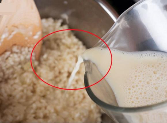 Cho sữa đậu nành vào nồi cơm cơm ngon và dẻo đến không ngờ bạn hãy thử xem    