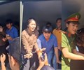 Diễn viên Lê Phương được mừng sinh nhật trên xe cảnh sát biểu cảm gây bất ngờ 