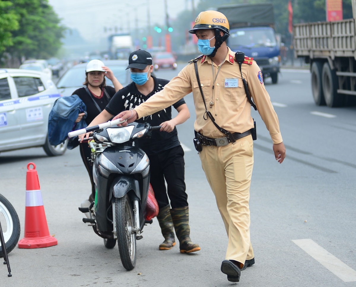 Không vi phạm giao thông cảnh sát giao thông có được phép dừng xe