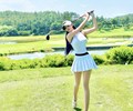 Hot girl ngành dược diện váy ngắn đi đánh golf gây chú ý 