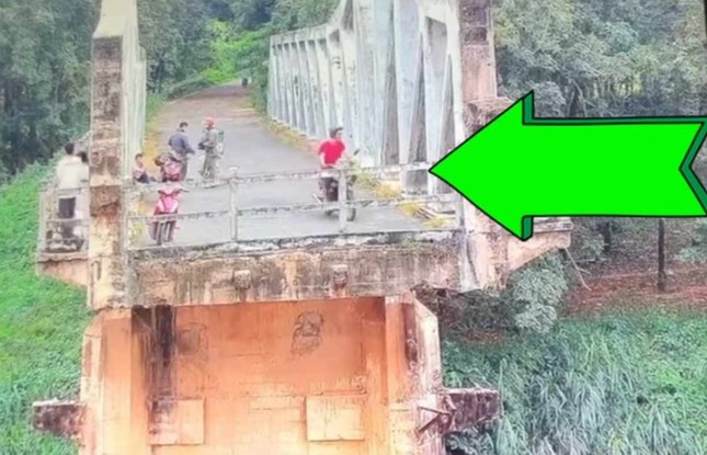 Video ghi lại cảnh nam thanh niên đi xe máy đến cầu rồi nhảy xuống sông ảnh 1