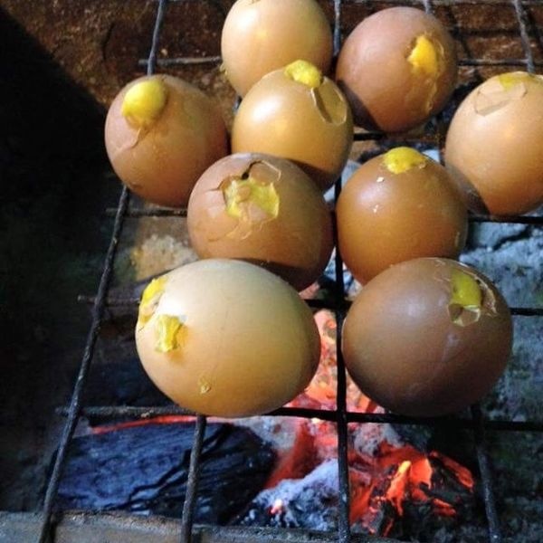 Trứng gà chán luộc, đem nướng lên thơm phức, mềm béo ăn hoài không chán