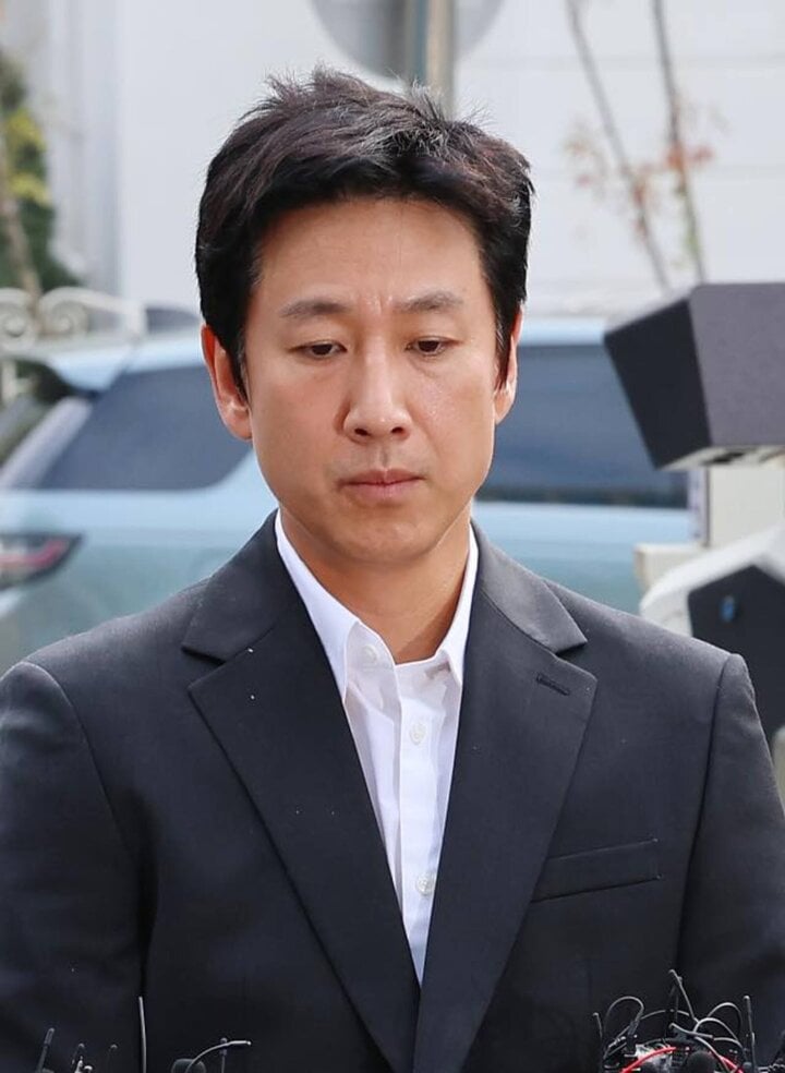 Lee Sun Kyu được tìm thấy chết trong ô tô ở công viên.