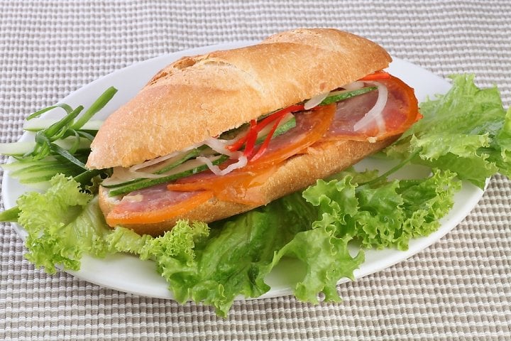 Bánh mì kẹp nhiều người thích nhưng ăn nhiều gây hại sức khỏe