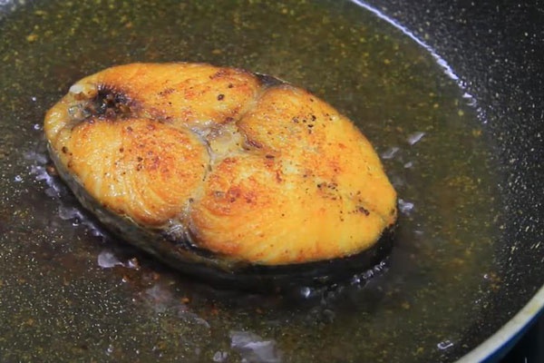Vào bếp với món cá thu sốt cà chua đậm đà vạn người mê, nấu bao nhiêu cơm cũng không đủ
