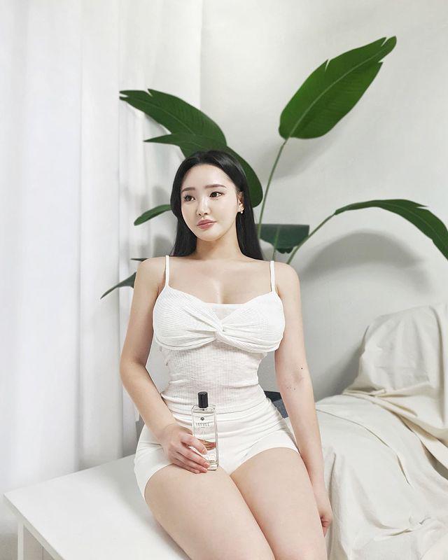 Nữ kiến trúc sư Hàn Quốc mặc khoe cơ thể đầy đặn 