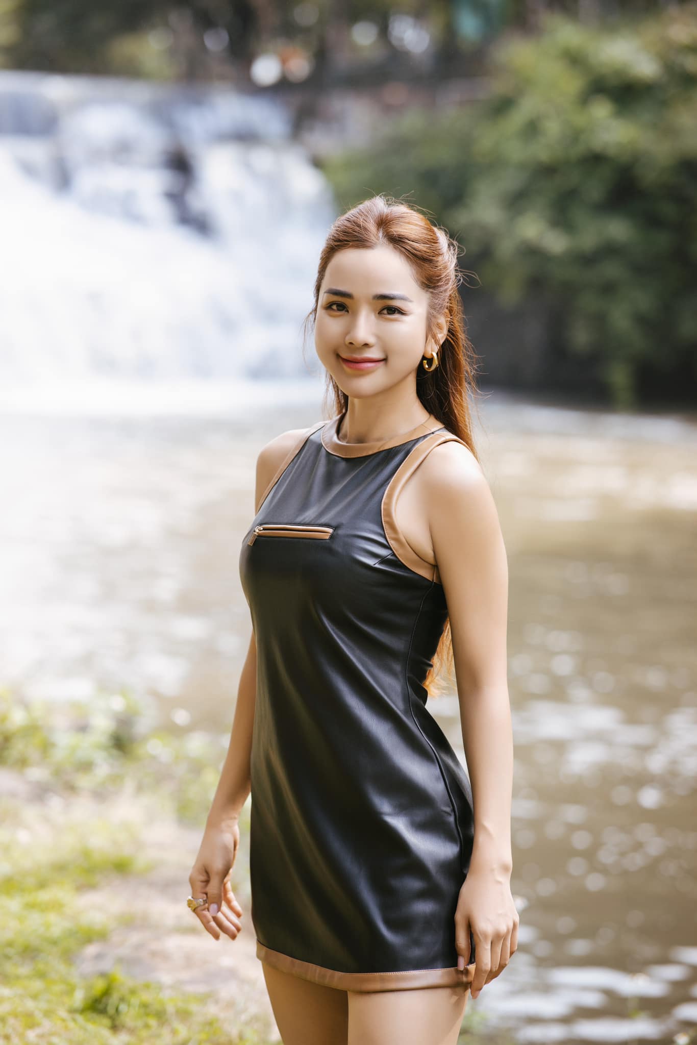 Vợ Ưng Hoàng Phúc mặc váy cúp nổi bật trên thảm đỏ Làn sóng xanh 2023 - 7