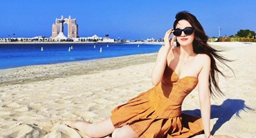 Lưu Diệc Phi mặc váy cúp ngực khoe dáng thon thả ở UAE