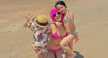 'Mẹ hai con' Diệp Lâm Anh đốt mắt người nhìn khi mặc bikini nô đùa ở bãi biển