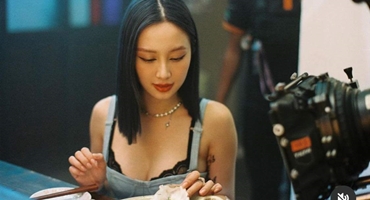 Cô bé trà sữa Việt mặc mốt lộ viền bra trong phim 18+, táo bạo nhất từ trước đến nay