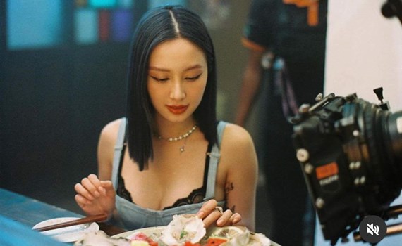 Cô bé trà sữa Việt mặc mốt lộ viền bra trong phim 18+, táo bạo nhất từ trước đến nay