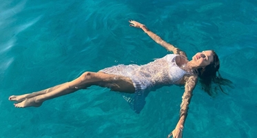 'Cô vợ tỷ phú đẹp nhất thế giới' diện váy lưới đánh cá khoe dáng cực nóng bỏng