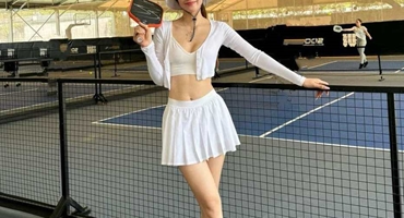 'Người đẹp Việt ngàn năm có một' nóng bỏng trên sân tennis với trang phục gợi cảm