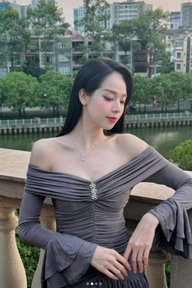 Đương kim Hoa hậu Việt Nam táo bạo với váy xẻ, hiếm hoi khoe vòng 1