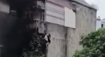 Video: Lại xuất hiện người hùng cõng cô gái thoát khỏi ngôi nhà đang cháy ở Hà Nội