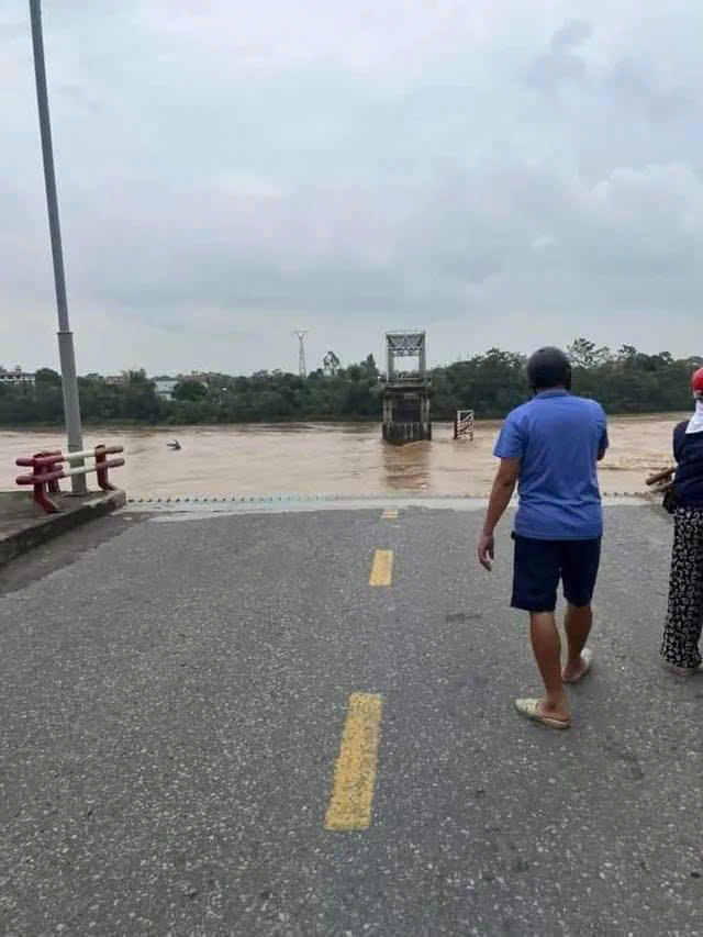 Video Sập cầu Phong Châu tỉnh Phú Thọ