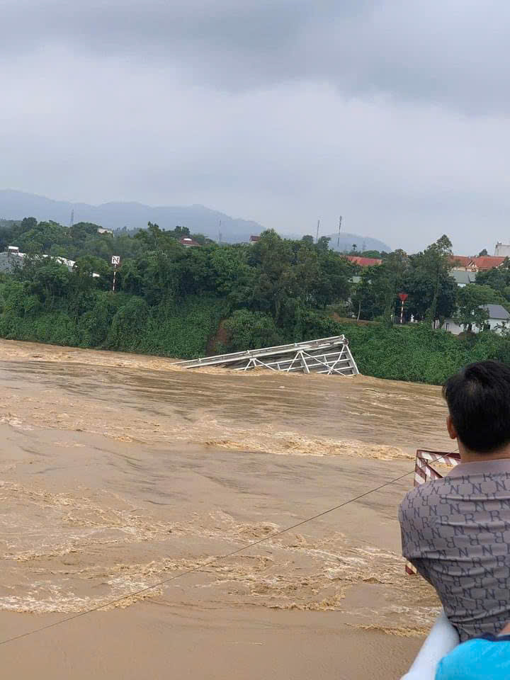 Video Sập cầu Phong Châu tỉnh Phú Thọ