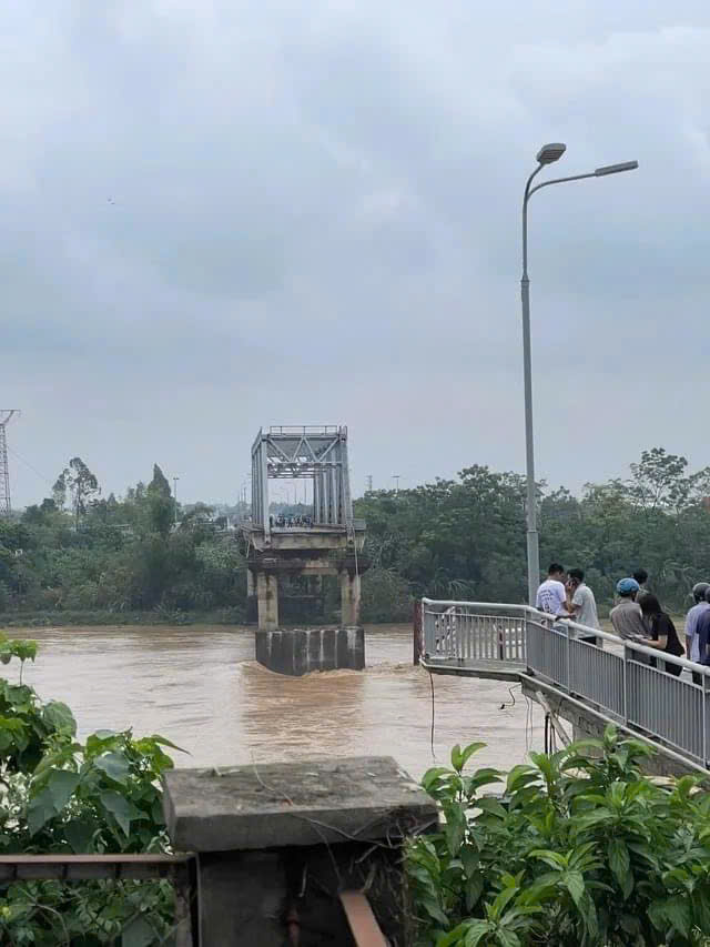 Video Sập cầu Phong Châu tỉnh Phú Thọ