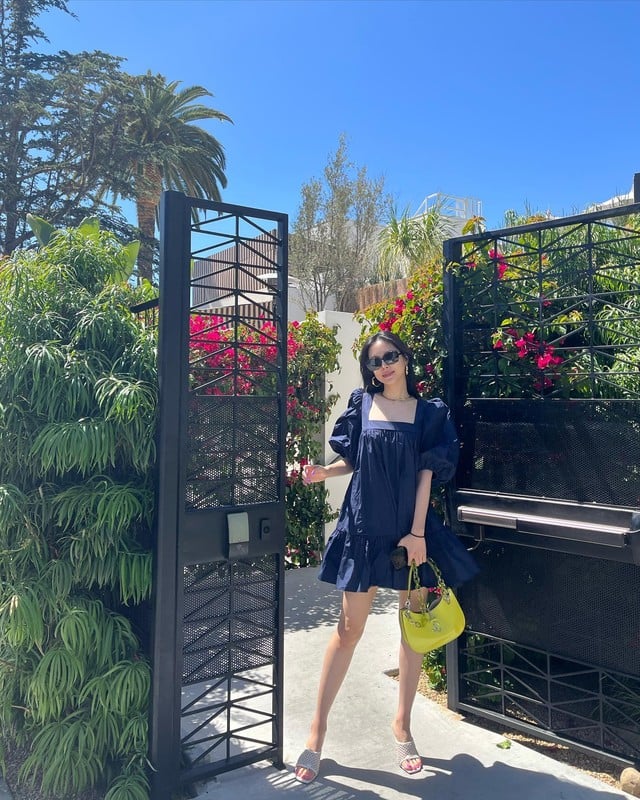 Váy babydoll dáng ngắn  giúp tôn dáng cao ráo hơn.