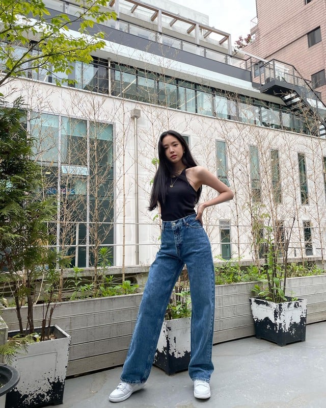 Với những món đồ đơn giản như áo tank top đen, quần jeans xanh và sneaker trắng, Son Na Eun đã tạo nên tổng thể trang phục thời thượng.    