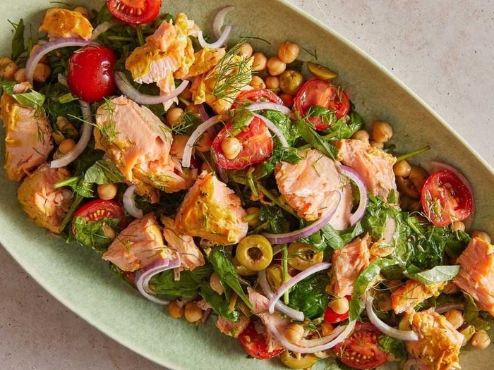Salad cá hồi nướng - món ăn lành mạnh và bổ dưỡng cho mọi bữa tiệc