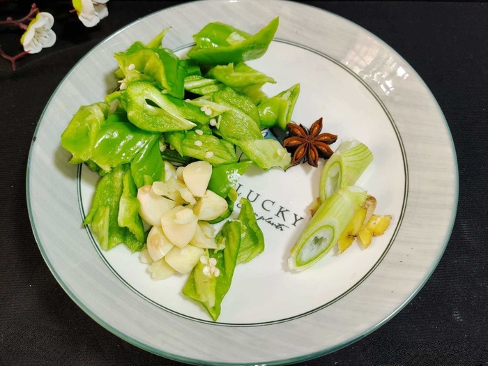 Canh sườn đậu nành, ớt xanh bùi thơm hấp dẫn, chống lạnh mùa đông