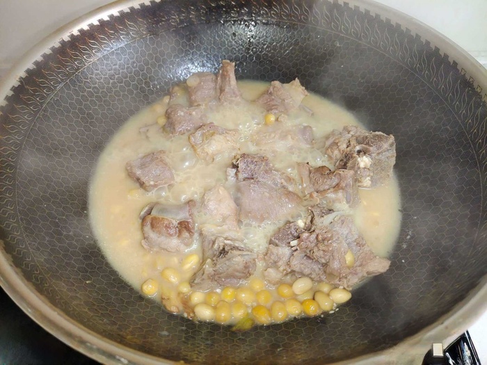 Canh sườn đậu nành, ớt xanh bùi thơm hấp dẫn, chống lạnh mùa đông