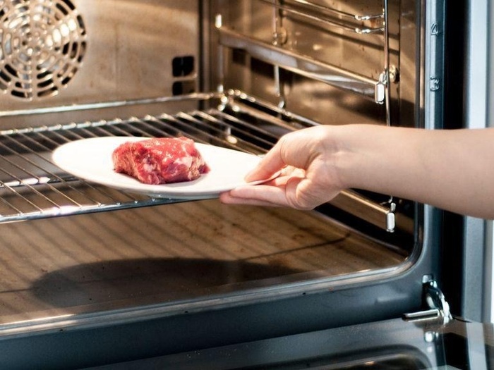 Bữa sáng dinh dưỡng với bánh mì kẹp bít tết nóng hổi, thơm ngon