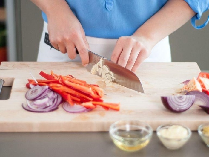Bữa sáng dinh dưỡng với bánh mì kẹp bít tết nóng hổi, thơm ngon