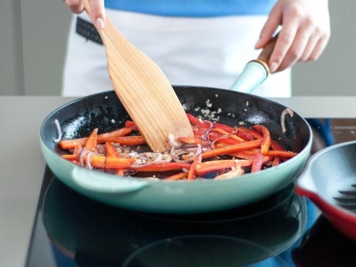 Bữa sáng dinh dưỡng với bánh mì kẹp bít tết nóng hổi, thơm ngon