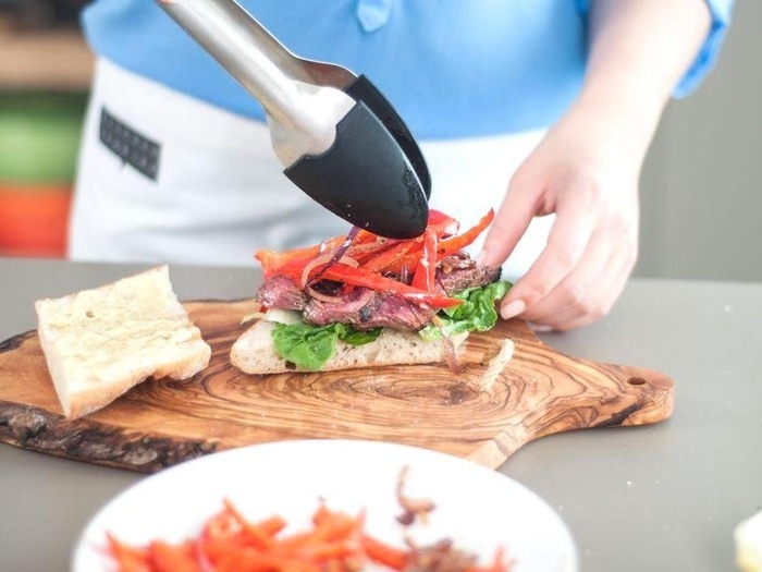 Bữa sáng dinh dưỡng với bánh mì kẹp bít tết nóng hổi, thơm ngon